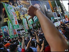 香港七一游行民众指骂民主党游行队伍（1/7/2010）