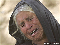 کشاورز افغان که با تخريب مزرعه خود مخالف است