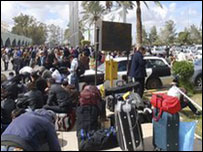 Punonjës të huaj presin të evakuohen nga Libia