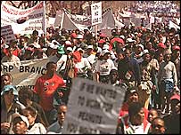 हज़ारों लोग हड़ताल पर