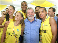 Lula com as atletas do vôlei (Foto: Alaor Filho/ Divulgação COB)