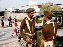 اسلام آباد میں برطانوی ہائی کمیشن کے باہر فوج کےجوان