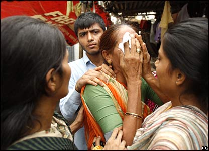 Một số phụ nữ khóc thương người thân thiệt mạng