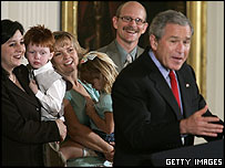 جورج بوش با کودکانی که زمانی که به صورت جنين منجمد نگاهداری می شدند ديدار کرد
