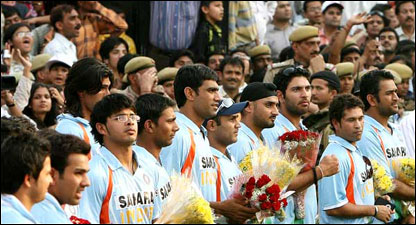 कप के साथ खिलाड़ी