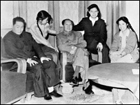 Bà Thiều Hoa (ngoài cùng bên phải) chụp ảnh chung với cố chủ tịch Mao Trạch Đông. Chồng bà, Mao Ngạn Thanh, ngồi ở bìa trái. 