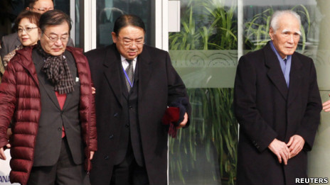 日本前首相村山富市（右）、前自民黨幹事長加藤弘一（左）在日本駐華大使木寺昌人（左二）陪同下步出北京首都機場（28/1/2013）