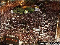 میدان رابین مملو از هزاران تظاهرکننده بود