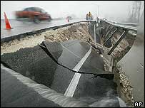 Ponte desaba após a passagem do furacão Frances