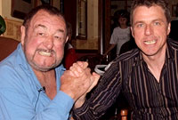 Orig Williams yn reslo bôn braich gyda Dylan Jones