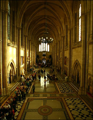 法院大厅的建筑采用了十三世纪歌德式风格，大厅长230尺、高82尺，十分雄伟。