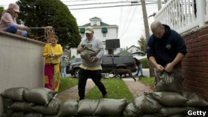 美东民众准备迎接飓风到来