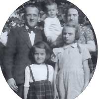 Hana gyda'i mam a'i thad a'i brawd a'i chwaer