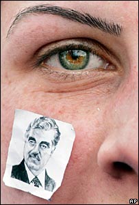Manifestante com imagem de Rafic Hariri no rosto