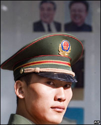 Lính Trung Quốc trước sứ quán Bắc Hàn ở Bắc Kinh