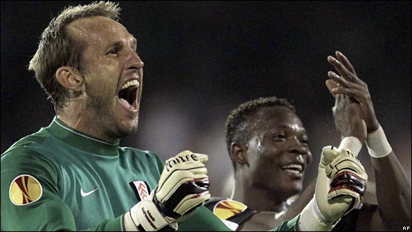Mark Schwarzer celebrates victory for Fulham