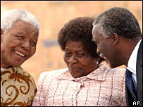 Nelson Mandela, Albertina Sisulu, viúva do ativista Walter Sisulu, e Thabo Mbeki participaram das celebrações