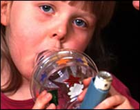 Criança com bombinha para asma