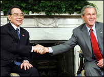 Thủ tướng Phan Văn Khải và tổng thống George W. Bush tại tòa Bạch Ốc ngày 21.06