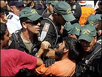 Yerleşim merkezinde askerle yerleşimciler arasında arbede