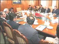 پاکستانی اور بھارتی اہلکار باہمی مسائل حل کر نے کے لیے ایک میٹنگ کے دوران (فائل فوٹو)