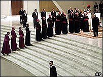 Bispos fazem fila para cumprimentar o papa durante audiência no Vaticano