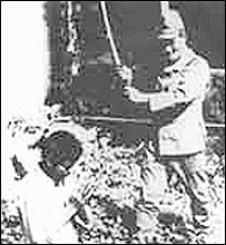 سرباز ژاپنی هنگام کشتن مرد چينی