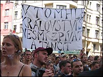 Demonstrace proti policejnímu zásahu na technaře, Praha Letná 1.8.2005