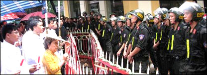 Giáo dân đối mặt với lực lượng an ninh ở phố Nhà Chung