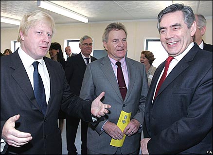 London Mayor Boris Johnson (l) and Prime Minister Gordon Brown (r) meet Dennis Oswald of the IOC