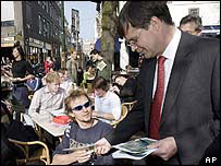 Nizoemský premiér Balkenende rozdává letáky