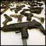 Armas de verdade e réplicas apreendidas em Manchester, novembro de 2006