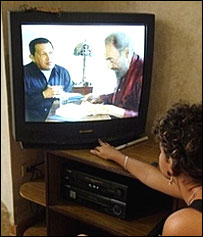 Família assiste a Chávez e Fidel na TV