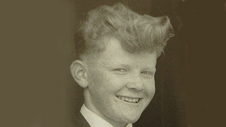 Pwy yw'r adroddwr ifanc yma yn 1958?