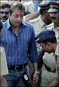 سنجے دت عدالت میں حاضری کے موقع پر 