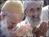 زلزلے کے متاثرین دعاء کرتے ہوئے