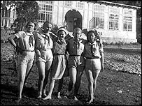 Mladí pionýři v Arteku jen několik let po jeho otevření