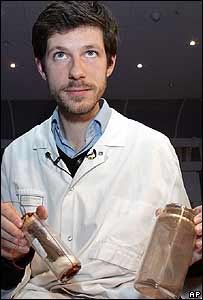 Philippe Charlier com os supostos restos mortais de Joana D'Arc