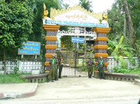 ماموران دولتی در مقابل یکی از صومعه ها