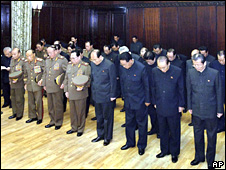 Bộ máy lãnh đạo Bắc Hàn, trong đám tang của Pak Song-choi, ngày 30 tháng Mười