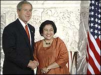 बुश इंडोनेशिया की राष्ट्रपति मेगावती सुकार्णोपुत्री के साथ