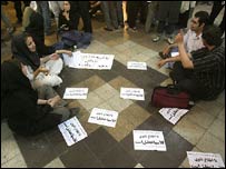 اعتراض دانشجویان به اخراج اساتید و دانشجویان