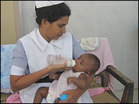 81 nolu bebeği mamayla besleyen hemşire