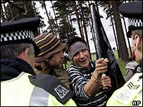 جی۔ایٹ اجلاس کے خلاف ایک متنازعہ مظاہرہ 