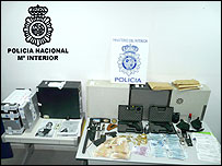 Objetos apreendidos na operação (Foto: Polícia Nacional da Espanha, Ministério do Interior)