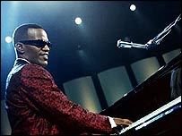 Jamie Foxx đóng vai nhạc sĩ mùa Ray Charles trong phim Ray
