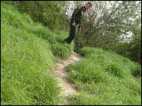 Policial americano mostra caminho aberto por pessoas que atravessam fronteira pelo rio