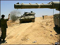 Tanques israelenses perto do assentamento de Gush Katif