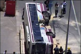 Chiếc xe buýt bị đâm đổ