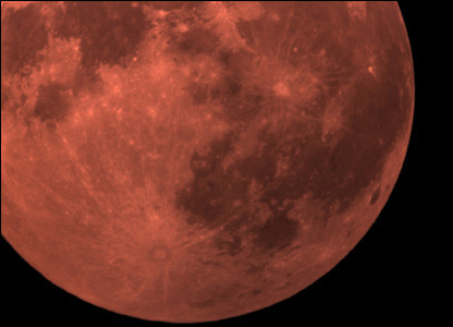 ماه سرخگون زير سايه زمين - عکس از اندرو هاچينسون